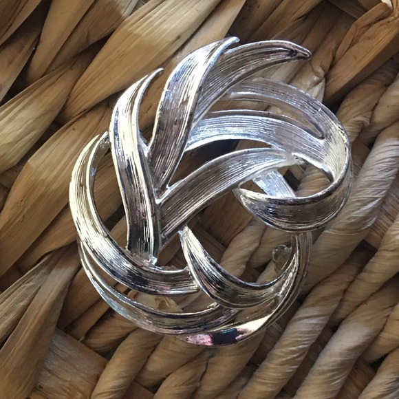 Vintage Monet textured silver tone cluster brooch - Picture 4 of 6